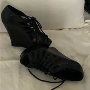 Steve Madden black leather wedges with laces